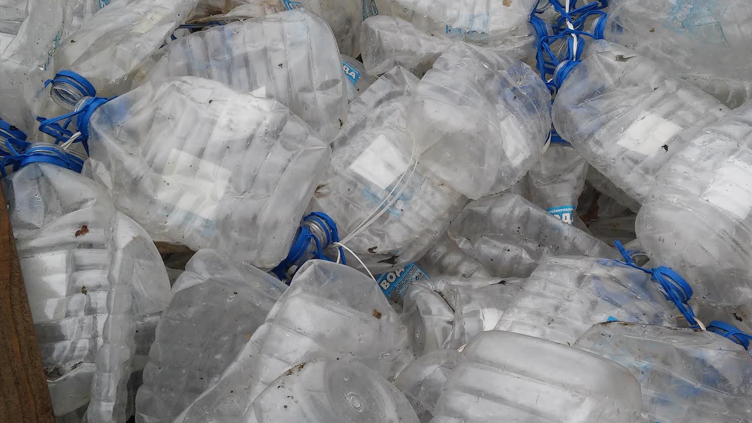 Цена за кг пластика на переработку. Отходы ПЭТ бутылей 19л. Вторичный пластик. Пластмасса вторсырье. ПЭТ бутылка прессованная.
